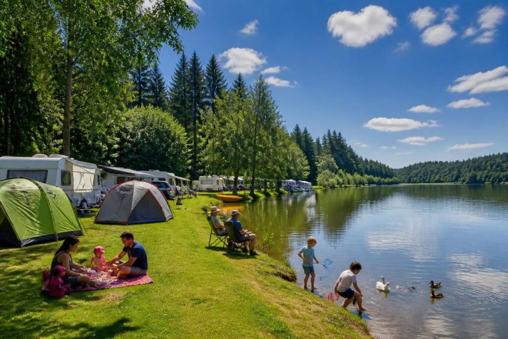 Camping au bord d&rsquo;un lac en France : 15 adresses les pieds dans l&rsquo;eau