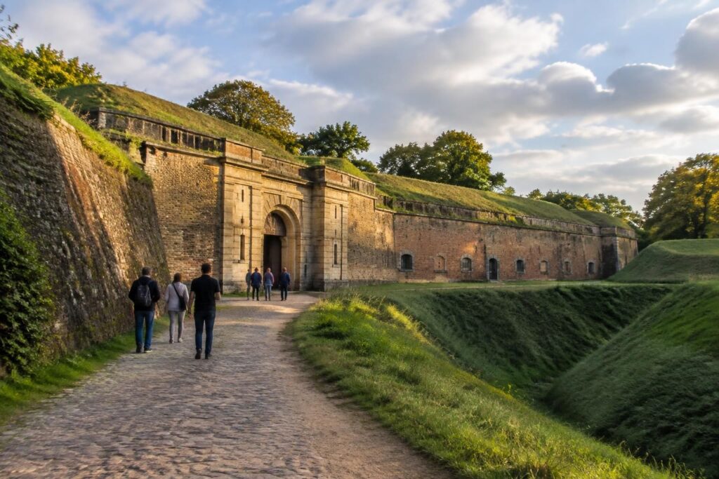 découvrez l’histoire du fort de rosny et préparez votre visite de ce site militaire remarquable, témoin du patrimoine défensif français.